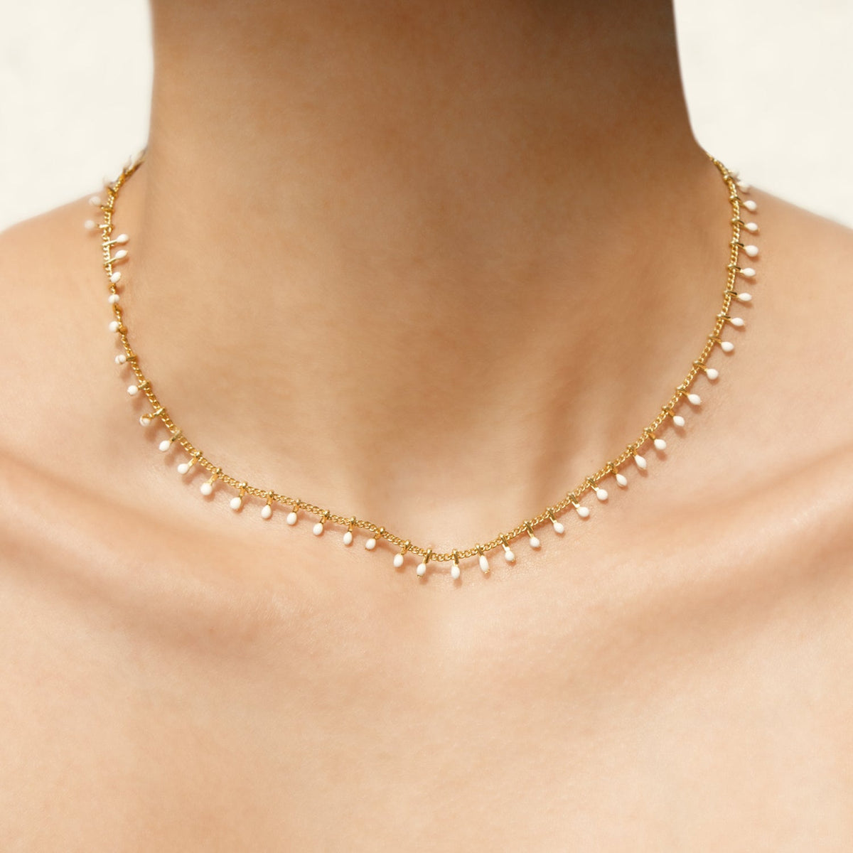 FOST WHITE NECKLACE